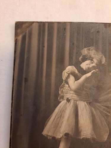 Foto 1923 kleines Mädchen Ballettschuhe Kopf geneigt Blumen Kleid Bühnengrab - Bild 6 von 9