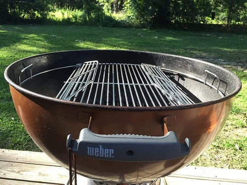 Vielseitiger 22 Zoll Edelstahl Grillrost mit erhöhten Griffen für BBQs - Bild 7 von 7