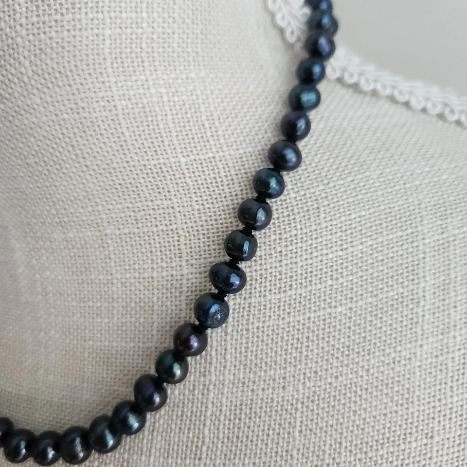 Collar vintage de perlas negras de agua dulce | 18" | Cierre de filigrana dorado Foto 3 de 4