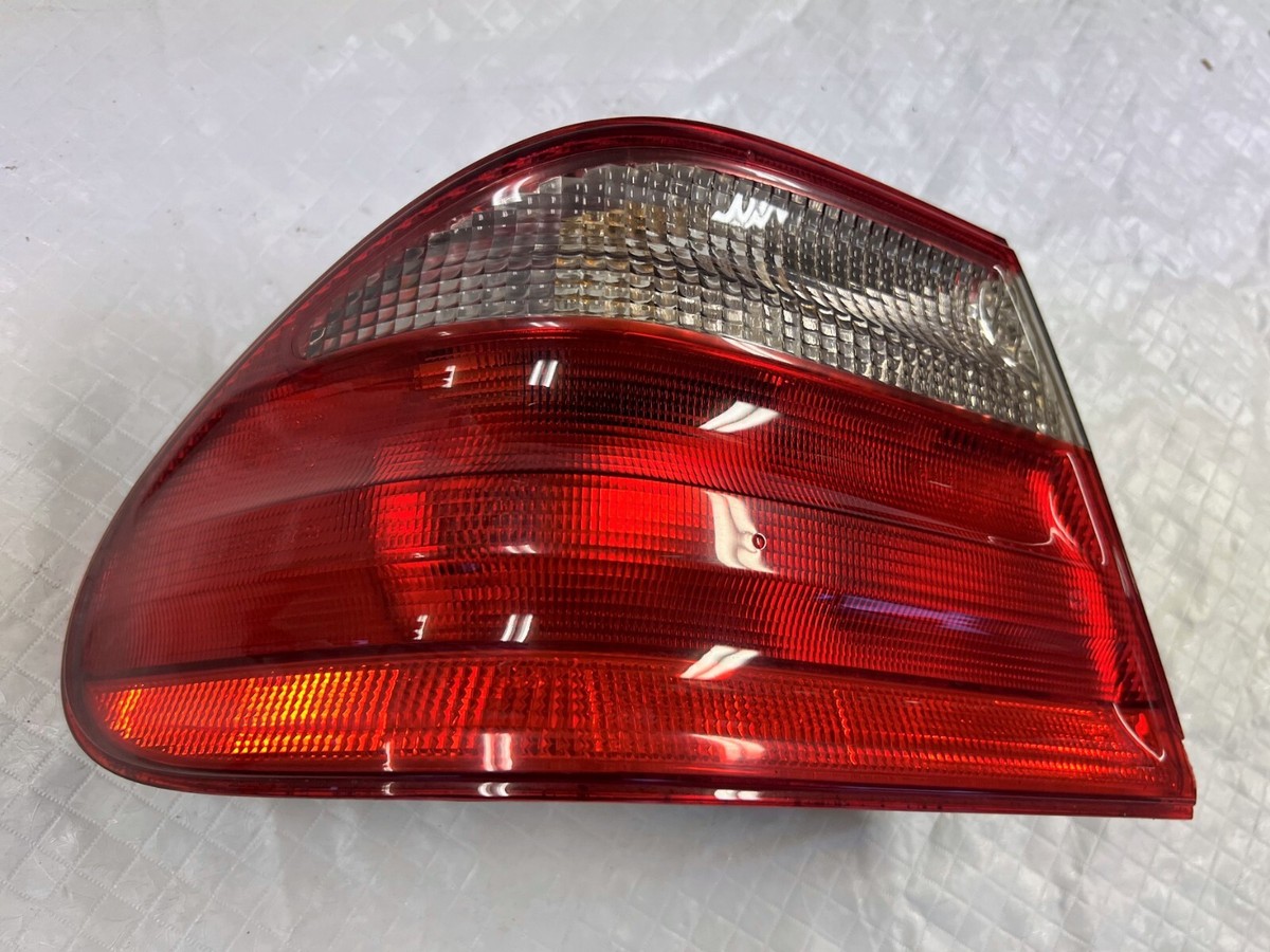 Mercedes-Benz テールランプ A 246 885 04 56 Mercedes-Benz Tail Light Lamp Lens 2108203564 Left Rear E320 E430