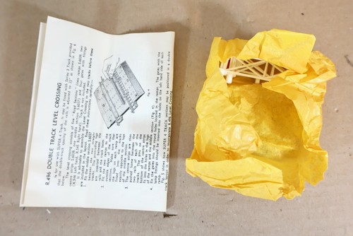 TRIANG HORNBY R496 DOUBLE TRACK LEVEL CROSSING for SUPER 4 track MINT BOXED og - Picture 6 of 7