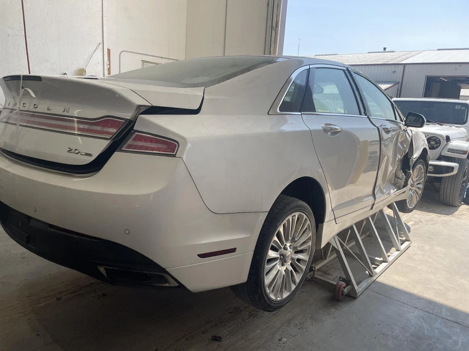 Luz de conducción usada se adapta a: Lincoln MKZ 2015 conducción antiniebla con grado de iluminación de firma Foto 4 de 4