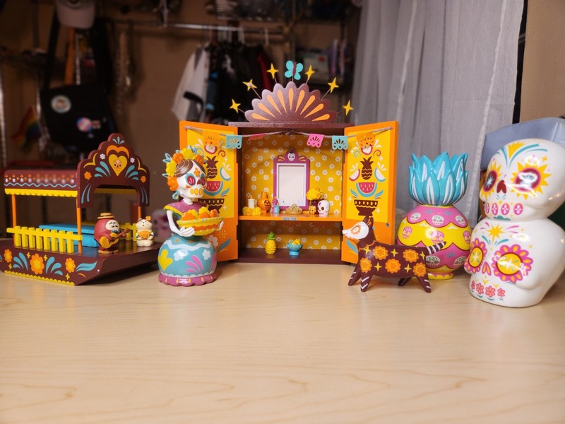 Selling my 2023 TARGET Dia de muertos collection + 2 Decole figurine