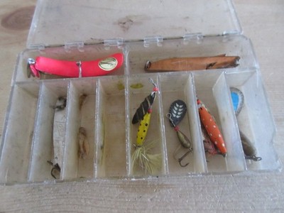 Vintage Hecht Angelgerät - 15 Mepps etc Köder Gaff Knebel Gewichte Draht etc