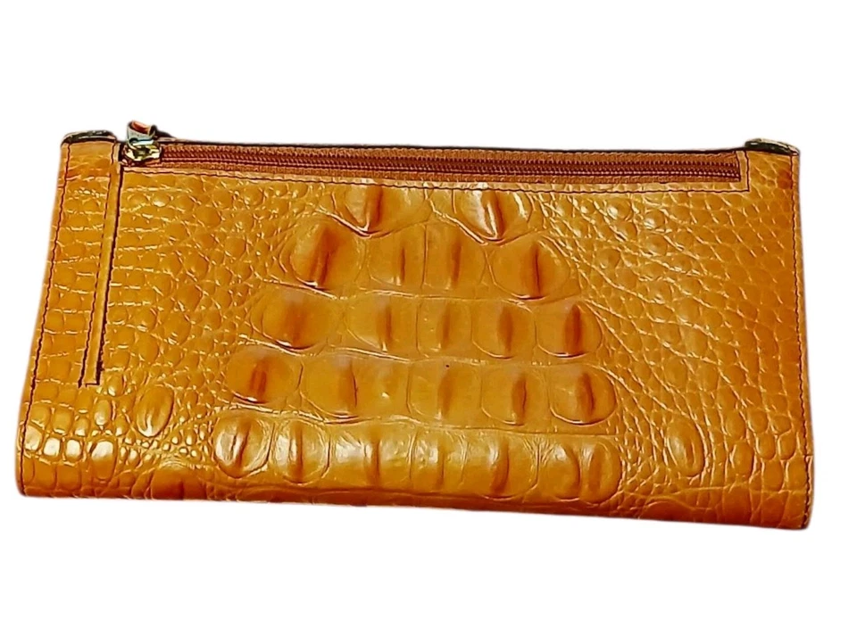Billetera Brahmin de colección triple pliegue chequera cuero en relieve cocodrilo Foto 2 de 4