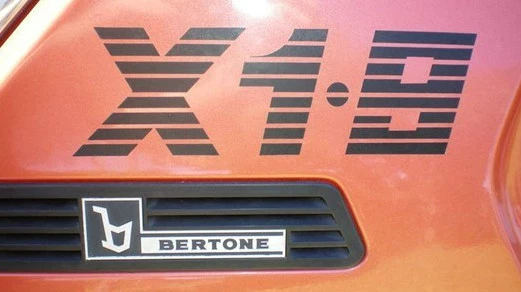 Nuevo par de calcomanías de pilar de vela trasera FIAT Bertone X1/9 1975-1978 serie especial OEM Foto 4 de 4