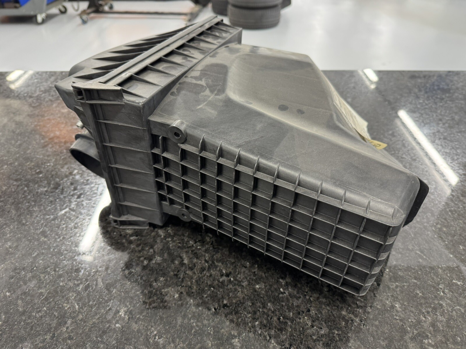 Genuine Rolls Royce Phantom Right Air Intake Box OEM # 13-71-7-559-098