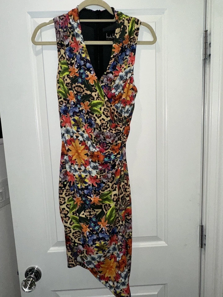 Sexy Vestido Corto Sin Mangas Colección Nicole Miller Cuello en V Floral Animal Espalda P Foto 3 de 4