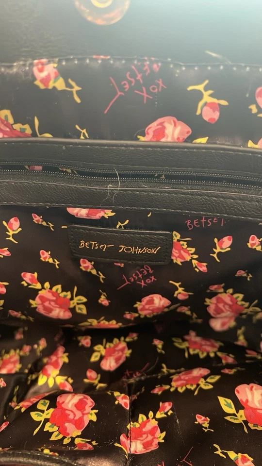 Bolso de Mano Betsey Johnson Acolchado con Patrón de Corazón 16x14x7 Foto 4 de 4