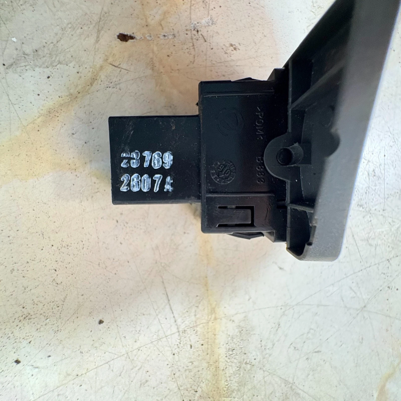 Fiat Panda 735360837 window switch actual item connector and rear casing view