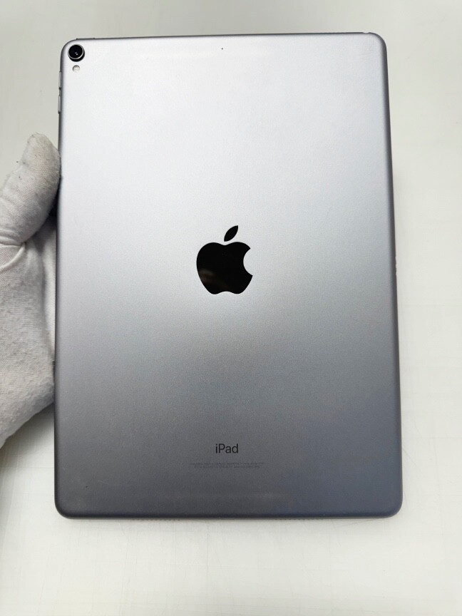 Apple iPad Pro 1st Gen. 256GB, Wi-Fi, 10.5 in - Silver + Apple iPad Pro 1st Gen. 256GB, Wi-Fi, 10.5 in - Silver +