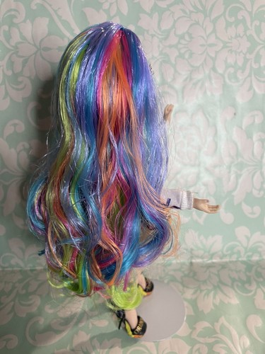 Mga Rainbow High Amaya Raine Cheerleader Rainbow Hair 2nd Outfit - Imagen 3 de 5