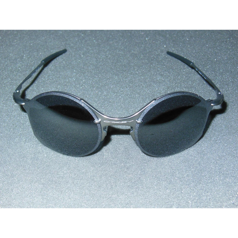 Nuevo* Gafas de sol Oakley Tailend Titanio/Negro Iridio Alambres redondos Extremo trasero Metal Foto 3 de 4