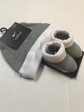 Nike Hat Crib Booties Socks 2 Pc Set Sz 0/6 Mo Infant Baby Boy Grey White New