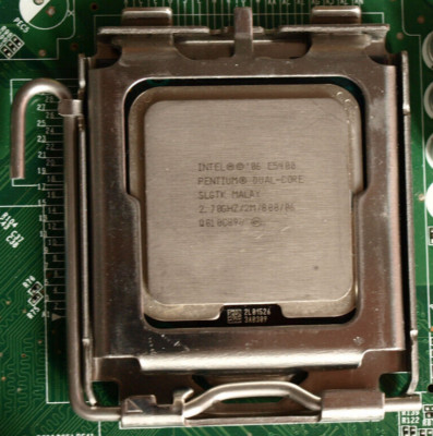 CPU Intel Pentium Dual-Core / E5400 / SLGTK / 2.70GHz / 2M / 800 / 06 Sockel 775