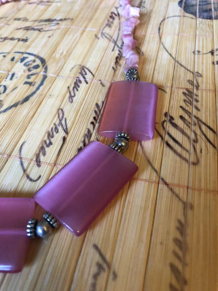 Collar Puka hecho a mano con piedras preciosas rosa cuartos de galón cuentas de plata Foto 3 de 4