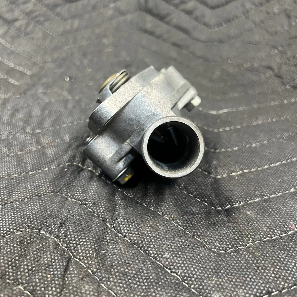  Termostato motor Suzuki GSXR 750. Termostato motor Suzuki GSXR 750 Foto 3 de 3