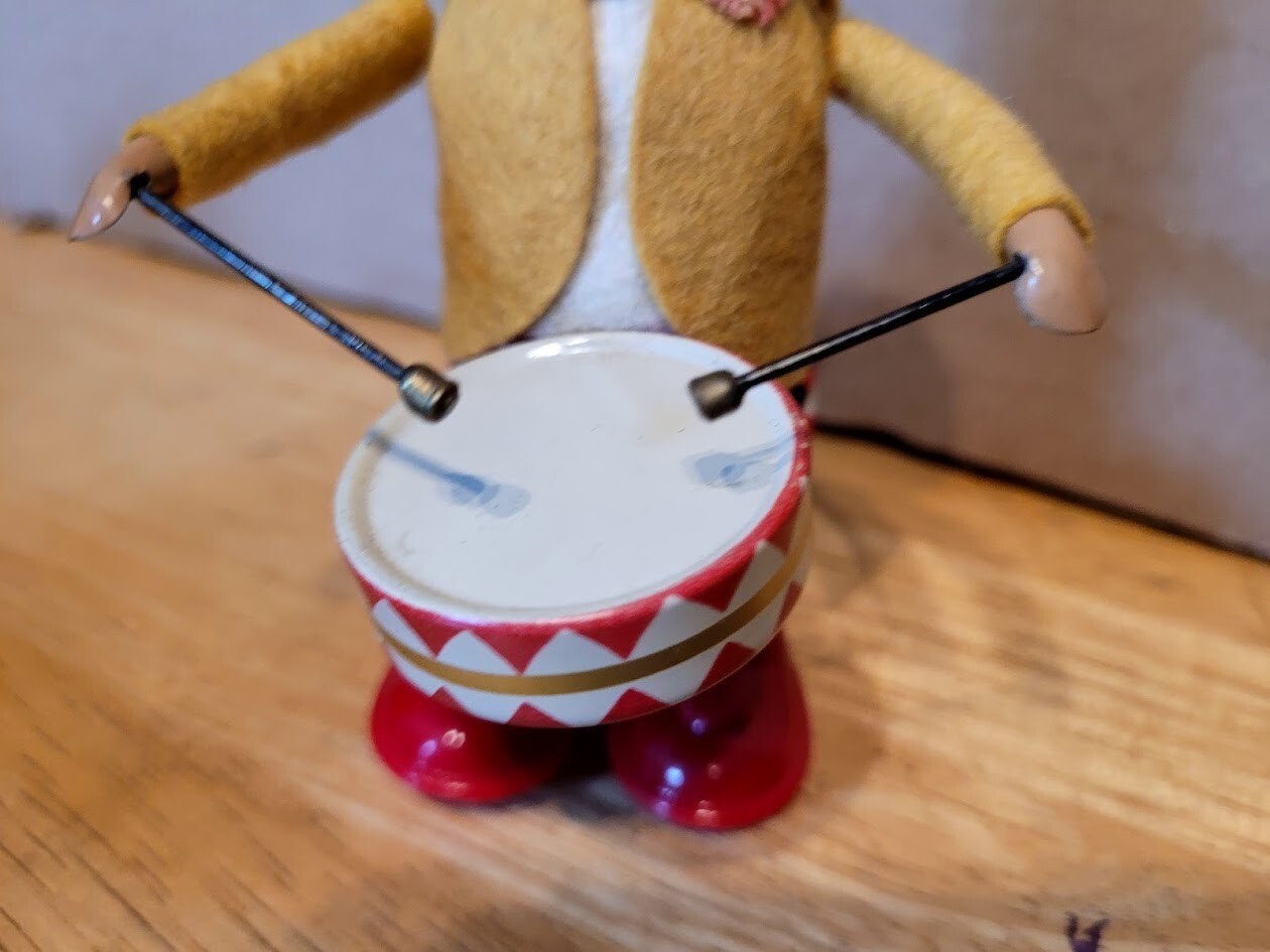 EXCELLENT VINTAGE  SCHUCO WIND UP  DANCING   CLOWN  DRUMMER in BOX
