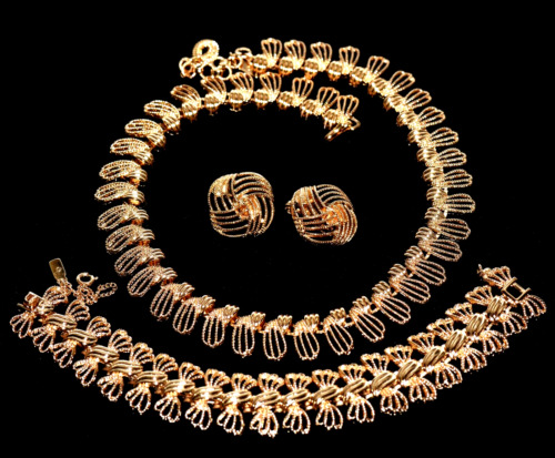 Stylish MONET Bright Gold Tone FILIGREE Necklace … - image 1