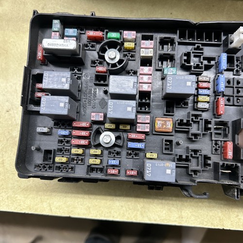 15 Jeep Cherokee TIPM Totally Integrated Power Module Fuse Relay Box 68235114AB - Picture 2 of 4