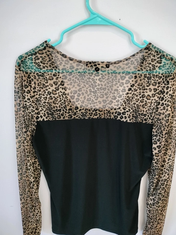 Top negro de manga larga para mujer con estampado de guepardo mangas transparentes de Suzie en... Foto 2 de 4