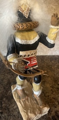 Amerikanische Ureinwohner handgeschnitzte Kachina aus Holz, signiert F. Wewers, 11 Zoll groß, Verzierung