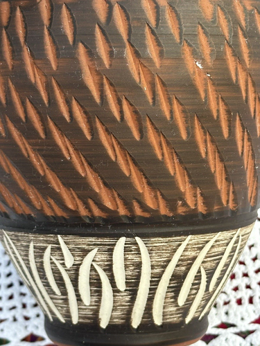 Jarrón de cerámica decorativo vintage marrón y crema 8,5" - Imagen 8 de 11