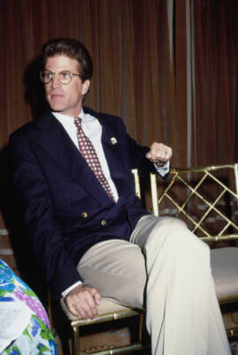 Ted Danson wearing a dark blue blazer over a pinstripe shirt a- 1991 Old Photo 3