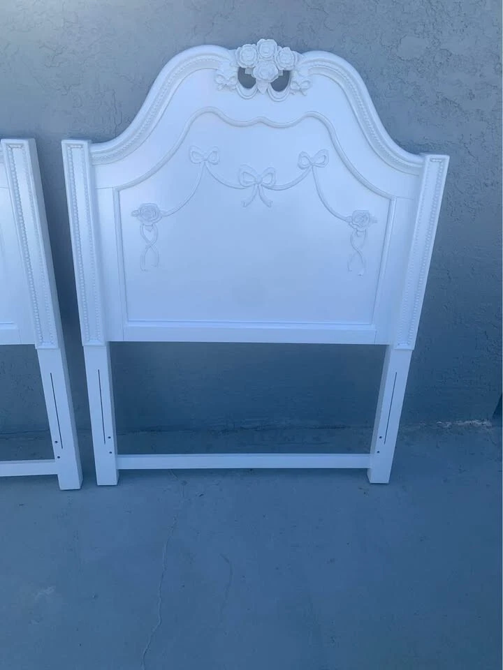 Juego de cabeceros dobles pintados en blanco para niñas Foto 3 de 4