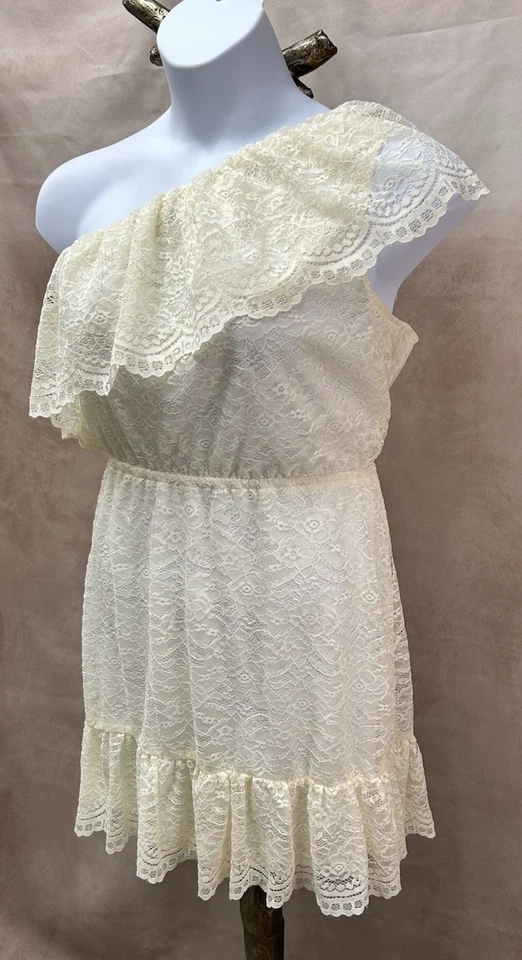 Vestido Love Fire Hombro Único Crema Encaje Ajuste y Acampanado Talla L Foto 3 de 4
