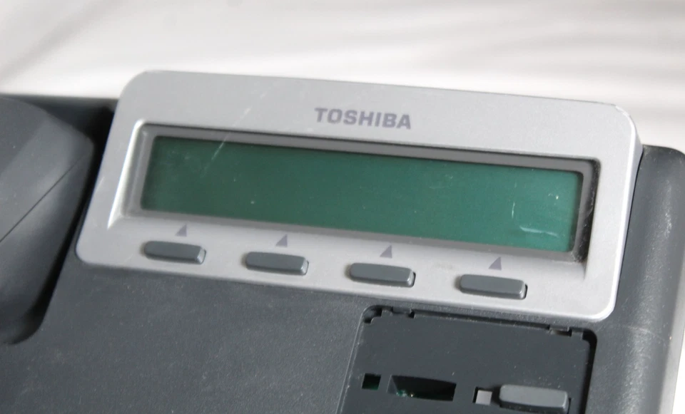 Lote de 10 teléfonos de oficina IP Toshiba DKT3210-SD con teléfonos y soportes Foto 2 de 4