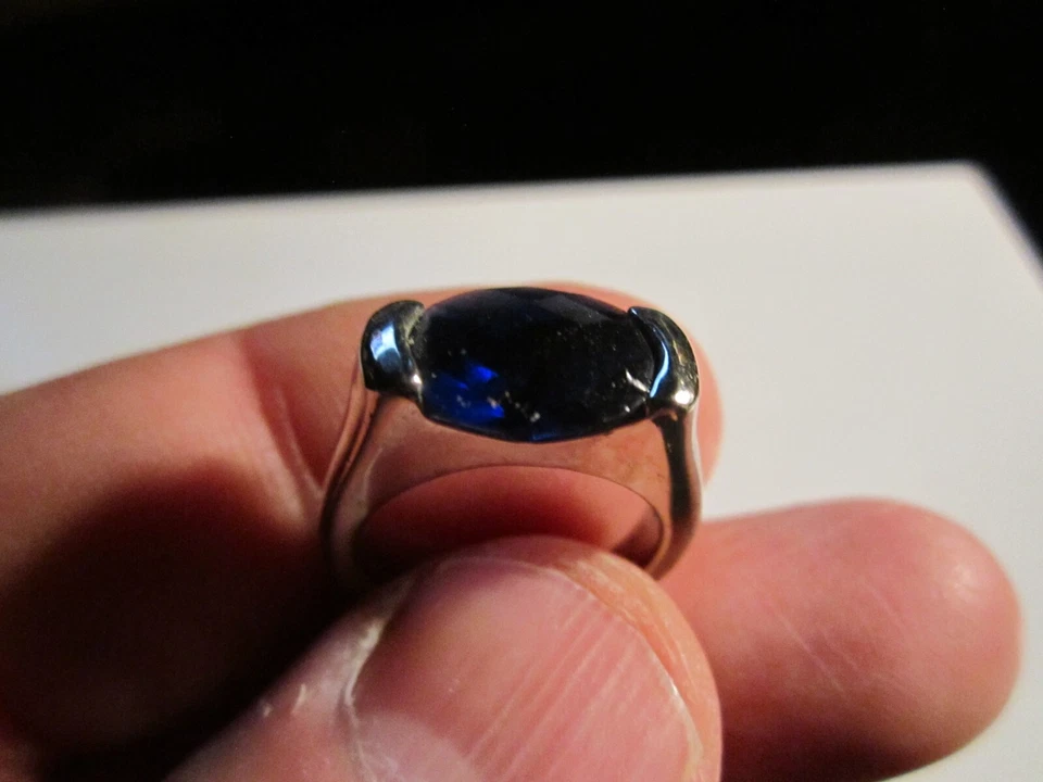 ANILLO ORO BLANCO 18K RELLENO CON PIEDRA CENTRAL CRISTAL AZUL OSCURO TALLA 6- OFC-T5 Foto 2 de 4