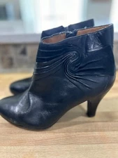 Sofft women 8M black leather high heel ankle boot bootie Zippered