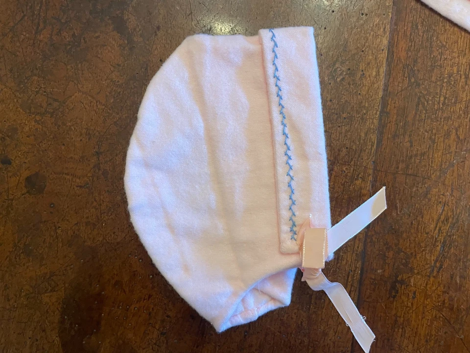 复古婴儿柔软法兰绒手工刺绣 4 件:毯子,帽子,2 件套 — 第 4/4 张图片