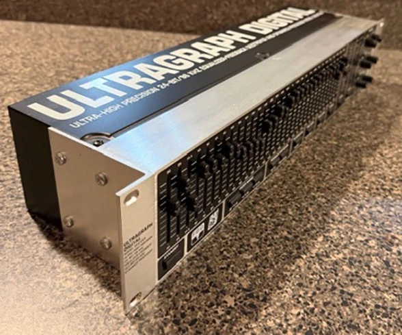 Behringer ULTRAGRAPH Digital DEQ1024 2-Channel 31-Band Graphic EQ - Image 3 of 4