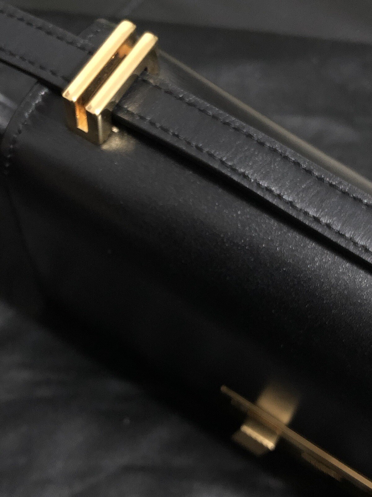 Borsa a mano iconica Saint Laurent Paris Domino in pelle nera hardware oro e dust bag