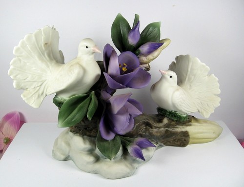 Capodimonte Figurine White DOVES Love Birds with PURPLE Flowers Italy Nuova - Picture 15 of 16