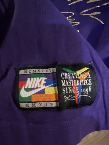 Camiseta Nike Kobe Love Me Hate Me Creating a Masterpiece Since 1996 MMXIV Talla XXL - Imagen 6 de 6