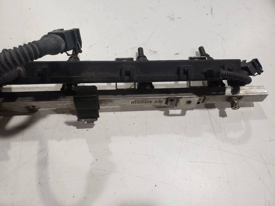 Riel de combustible con inyectores de combustible - BMW 325CI Convertible 2003 - OEM 143894902 Foto 3 de 4