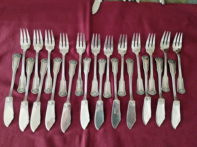 12 Messer + 12 Fischgabeln Metall versilbert Die Welt Muschelmodell