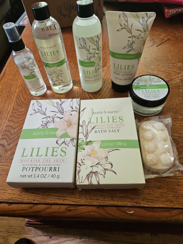 Body & Earth Lilies 8 Piece Bath and Body Gift Set , lotion & Spray unsealed.