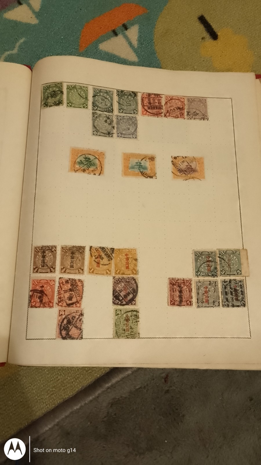 Página de álbum antiguo de estampillas de China de dragones enrollables carpa y otros algunos impresos