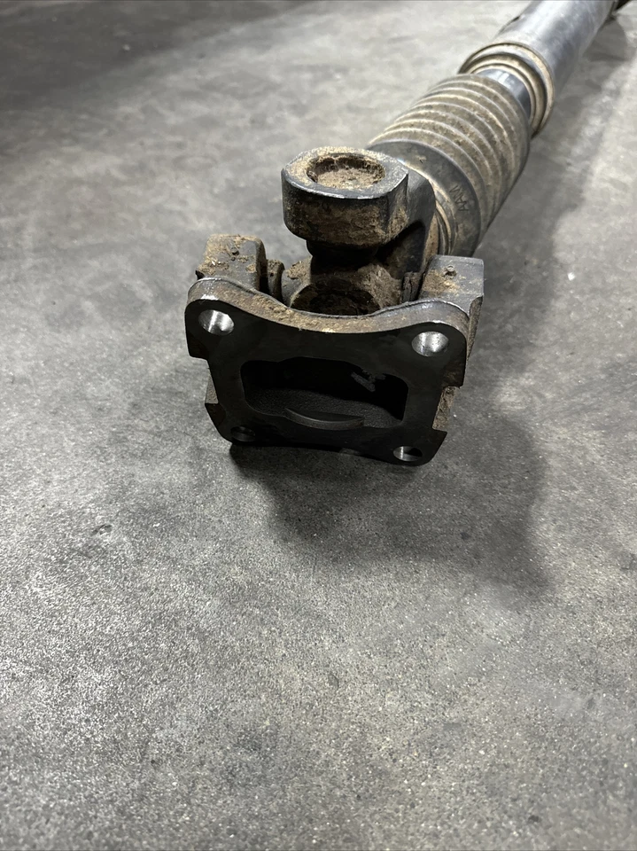 Dodge Ram 3500 2020 conjunto de eje de transmisión delantero OEM 68312648AD Foto 4 de 4