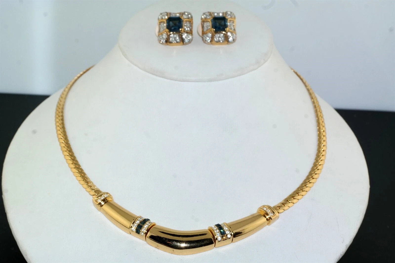 Ensemble boucles d'oreilles collier ras du cou CHRISTIAN DIOR bleu clair strass ton or