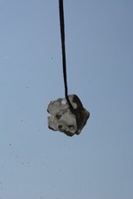 Hiddenseer Stein mit 2 Löchern als Anhänger - Kettenanhänger Glückbringer -76-