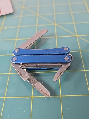 Leatherman Squirt ES4 Multi-Tool Wire Strippers Electrician BLUE + 