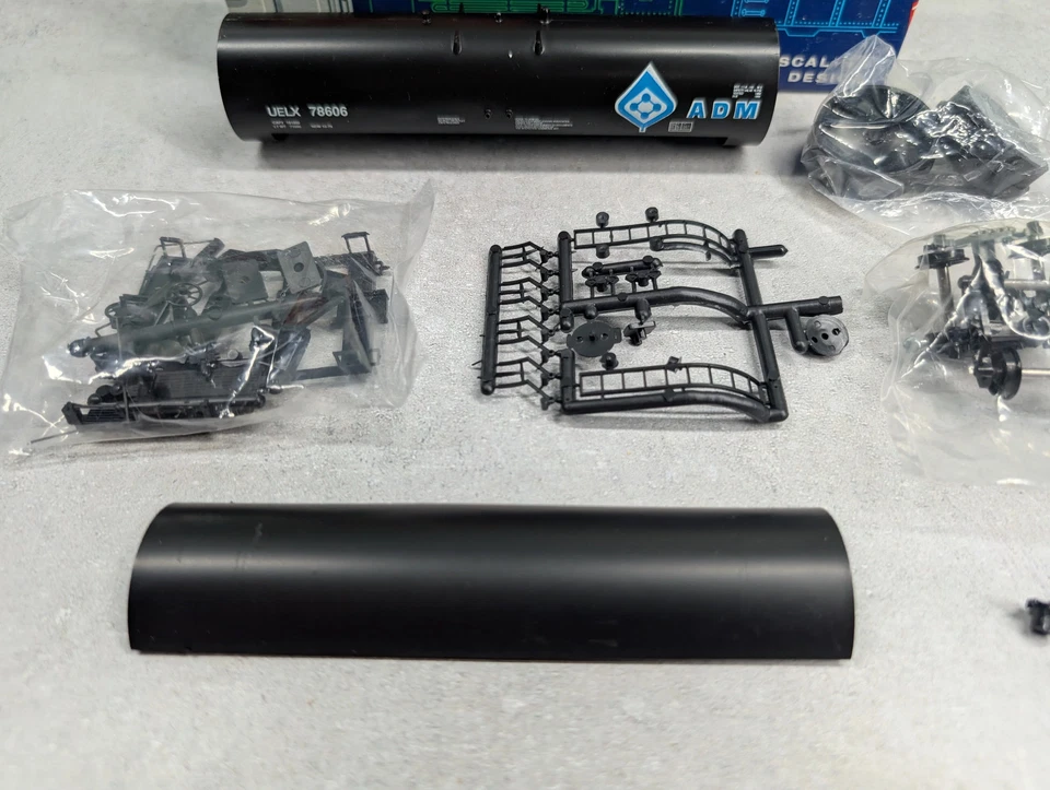 Roundhouse 3250 HO Scale 50' Tank Car ADM UELX #78606 KIT READ - Image 3 of 4