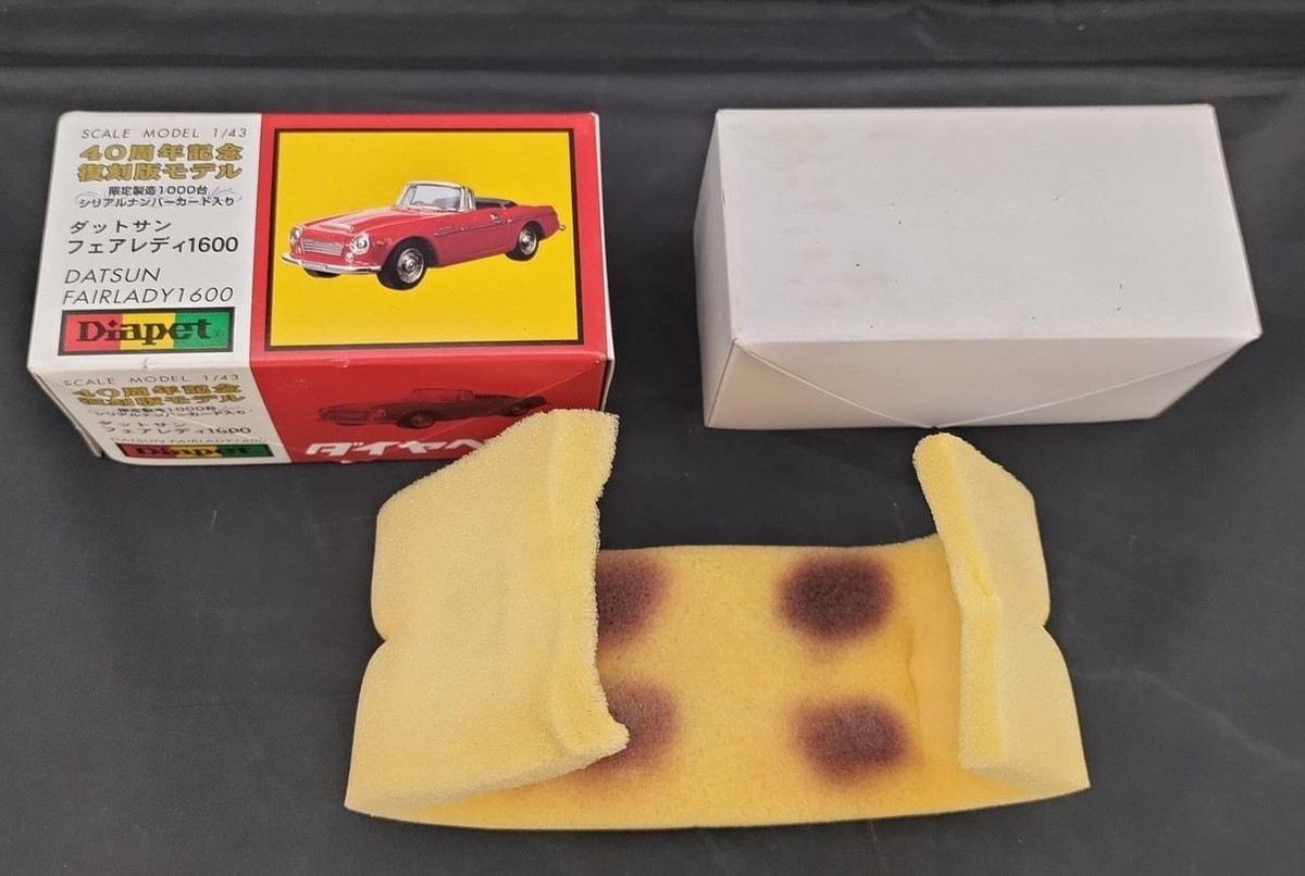 Jolie Miniature Datsun Fairlady à L'échelle 1/40, Rouge Vif – Modèle Diapet Neuf Et Intact !
