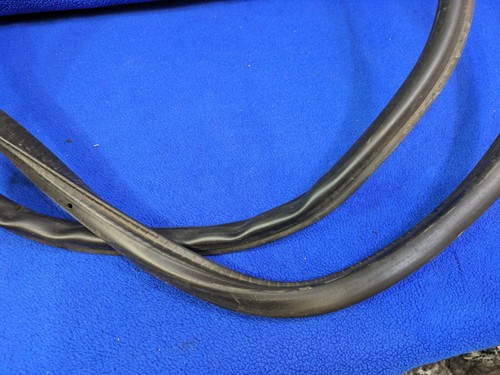 Bentley Continental Flying Spur 06-12 Trunk Rubber Seal OEM weatherstrip - Picture 4 of 5
