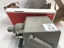 1pcs New DANFOSS Pressure switch KPS33 060-310366 060-3103